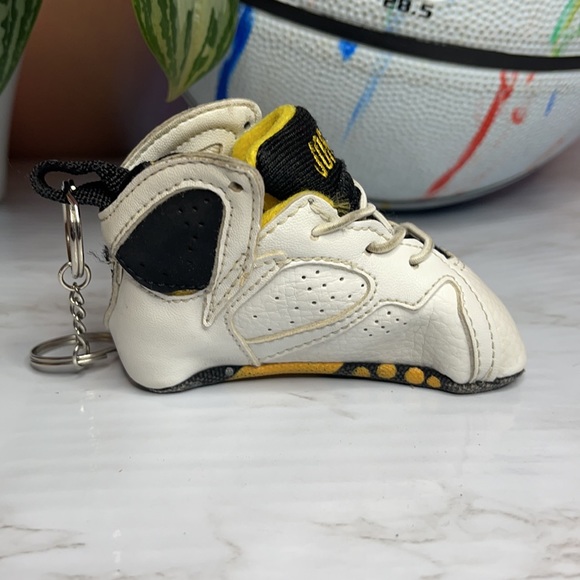 Nike Air Jordan 7 - Varsity Maize Keychain - Picture 3 of 8